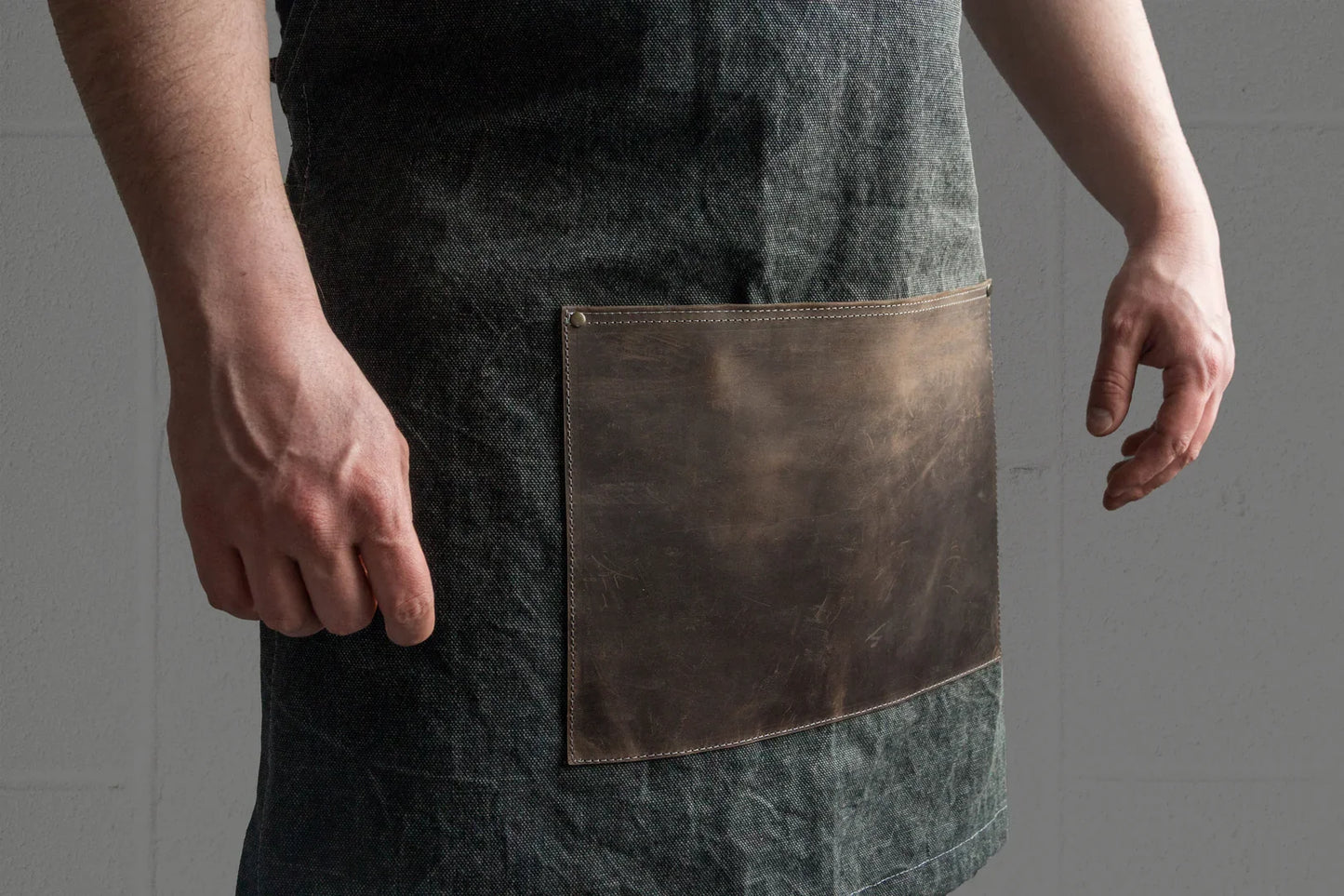 BeaverCraft AP4 – Adjustable Canvas and Leather Work Apron